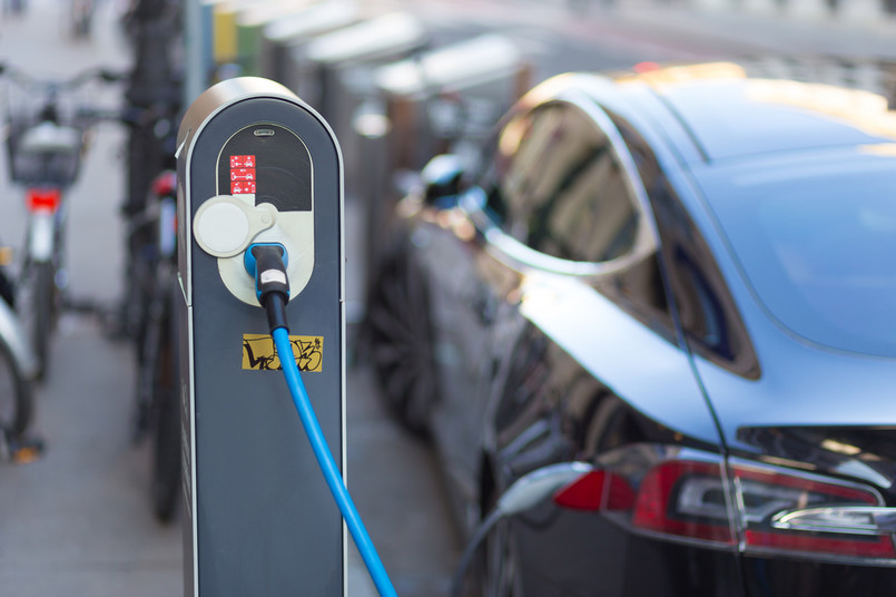 Do 2025 r. co najmniej 50 proc. aut należących do instytucji publicznych ma jeździć na prąd.