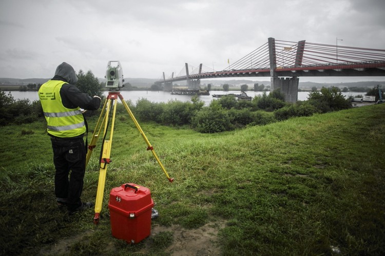 Po wybudowaniu, przy rozpiętościach głównych przęseł 2x204m oraz długości całkowitej – 808,5m., obiekt będzie największym mostem tego typu w Europie, jak również jednym z największych w świecie. Najdłuższy dotychczas obiekt w Europie (o rozpiętości przęsła 140 m i długości całkowitej 526 m) wybudowany został w Szwajcarii - Most Sunniberg.