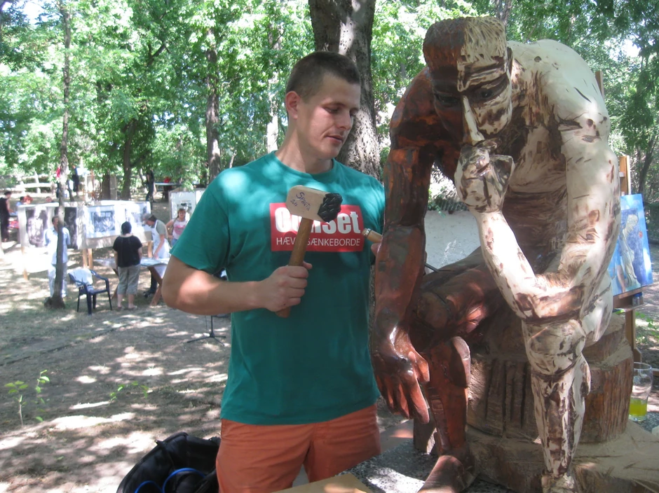 Veljko Svrkota dovršava impresivnu skulpturu