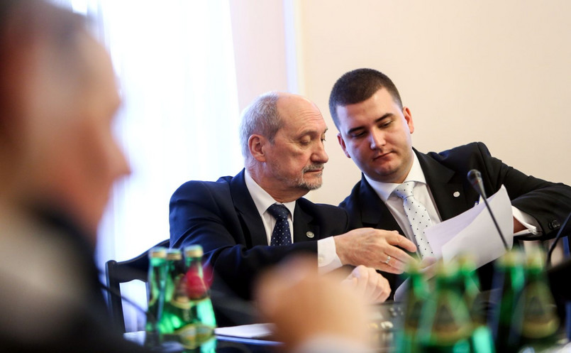 Minister obrony narodowej Antoni Macierewicz podczas posiedzenia sejmowej komisji obrony