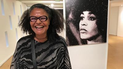L'artiste Valérie Oka devant le portrait d'Angela Davis, l'une des femmes de sa série Elles, exposée a l'UNESCO. ©Véronique Giraud/NAJA