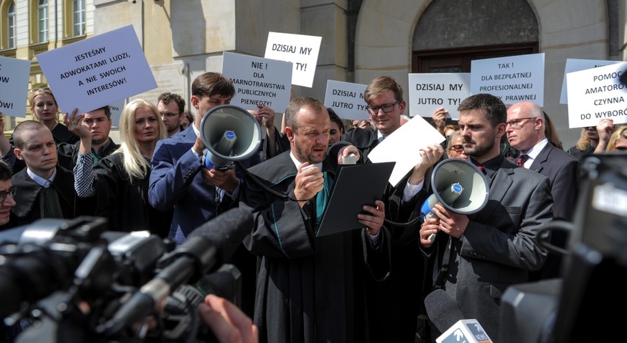 We wtorkowym proteście wzięło udział kilkudziesięciu adwokatów, którzy przeszli Al. Ujazdowskimi, spod budynku resortu sprawiedliwości przed kancelarię premiera. Tam delegacja protestujących na czele z dziekanem warszawskiej izby adwokackiej mec. Pawłem Rybińskim przekazała list do premier Ewy Kopacz.

Wcześniej list ten został odczytany zgromadzonym i ubranym w togi adwokatom uczestniczącym w proteście. Część z protestujących trzymała tablice z hasłami: 