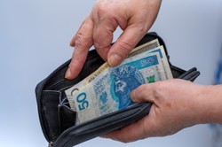 Ponad 400 zł dodatku od ZUS. Oto, co trzeba zrobić, aby dostać świadczenie
