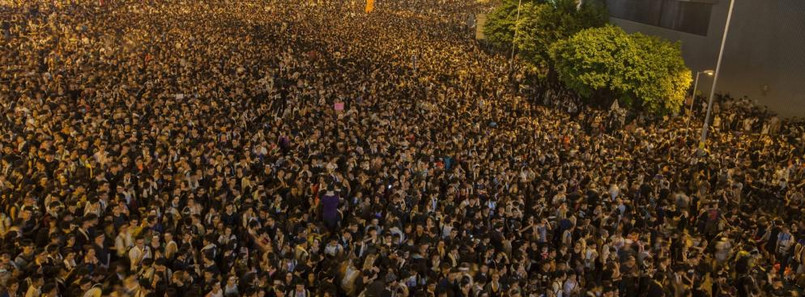 Manifestacje trwają już od kilku dni, ich uczestnicy domagają się przejrzystych wyborów szefa lokalnej administracji. Setki protestujących zostało aresztowanych. Obecnie sytuacja wymknęła się spod kontroli. Demonstranci - organizujący akcję Occupy Central - twierdzą, że uzbrojeni policjanci używają wobec nich siły. - Skala policyjnej przemocy jest taka jak w Chinach, nigdy wcześniej tak nie było - mówi jeden z protestujących. Około 3 tysięcy demonstrantów zablokowało główną drogę w zatłoczonej dzielnicy Mongkok, doprowadzając do zatrzymania ruchu drogowego. Protestujący zablokowali też port, będący jedną z głównych arterii miasta.