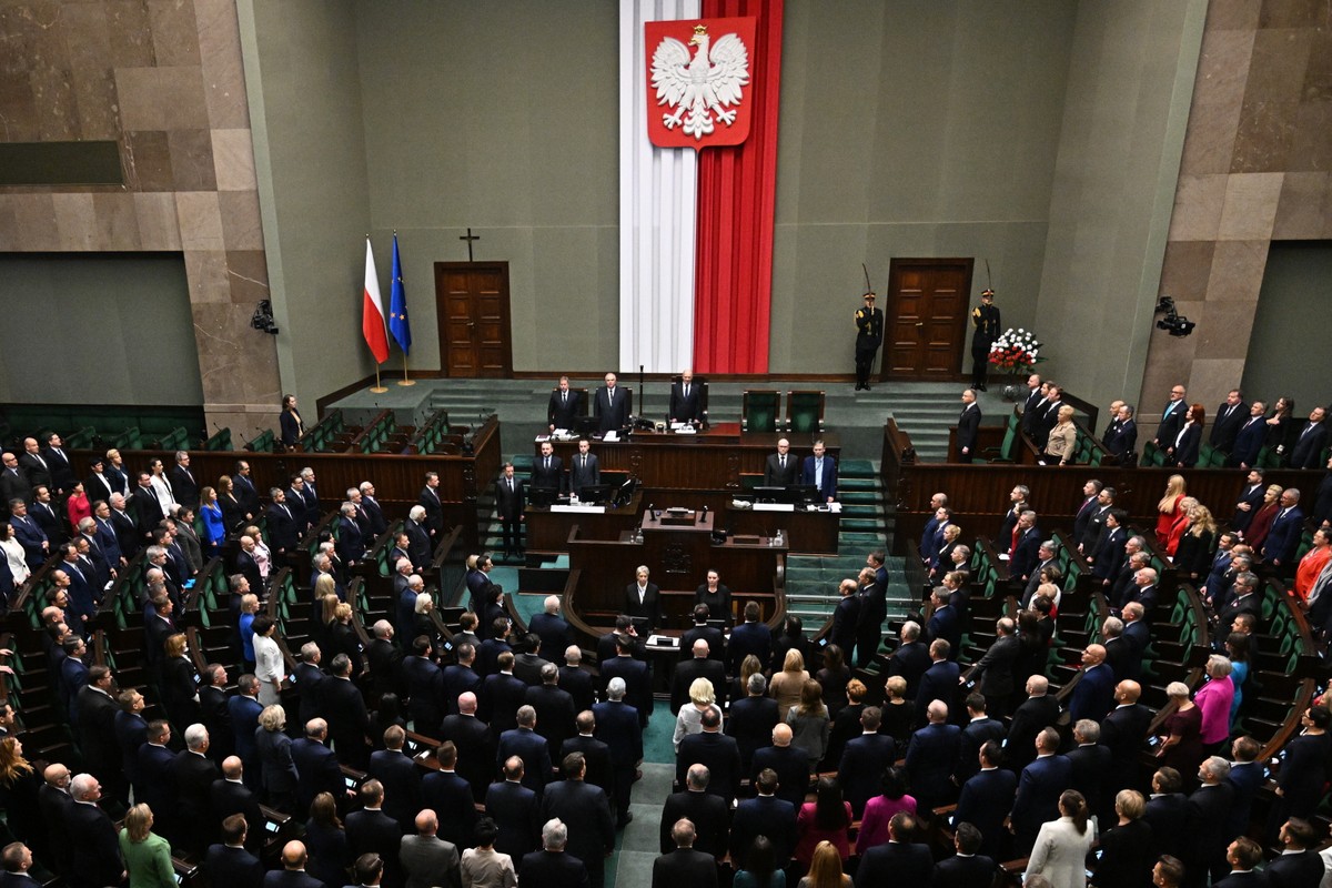 Posłowie na sali sejmowej podczas posiedzenia inaugurującego X kadencję izby