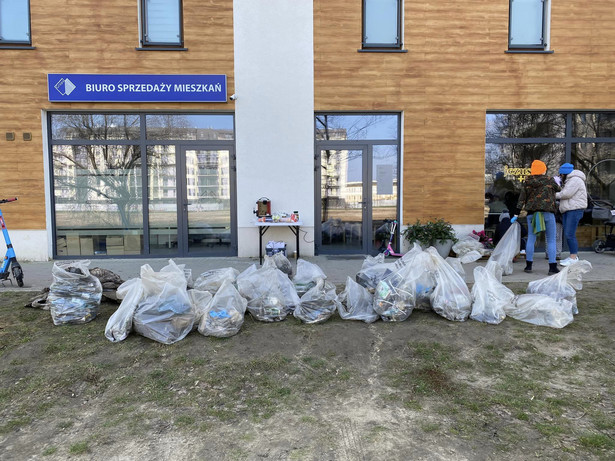 Tegoroczny Wielki Post w parafii pw. Imienia Jezus w Poznaniu przebiegł pod hasłem ekologii. Parafianie czytali encyklikę papieża Franciszka "Laudato Si" i sprzątali swoje betonowe osiedle (fot. Parafia Łacina/Facebook)