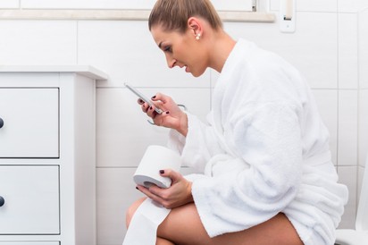 Mobilozik a vécén? Többet árthat magának, mint azt elsőre gondolná