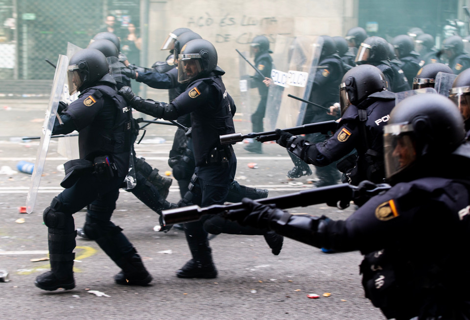 Protest i starcia z policją na ulicach Barcelony