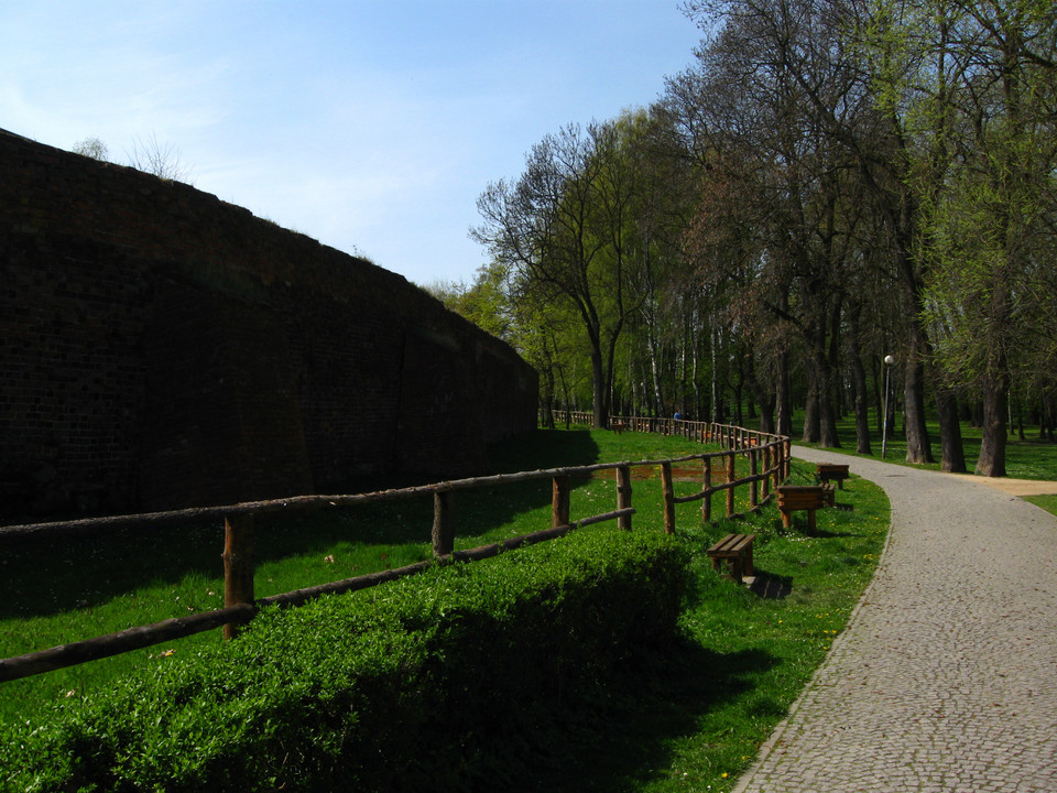 Byczyna - mury obronne i park