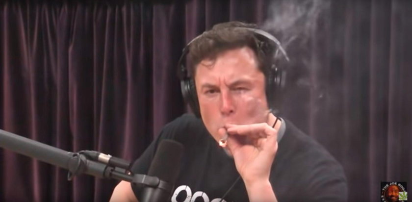 Zaskakujące zachowanie Elona Muska. Palił marihuanę na wizji