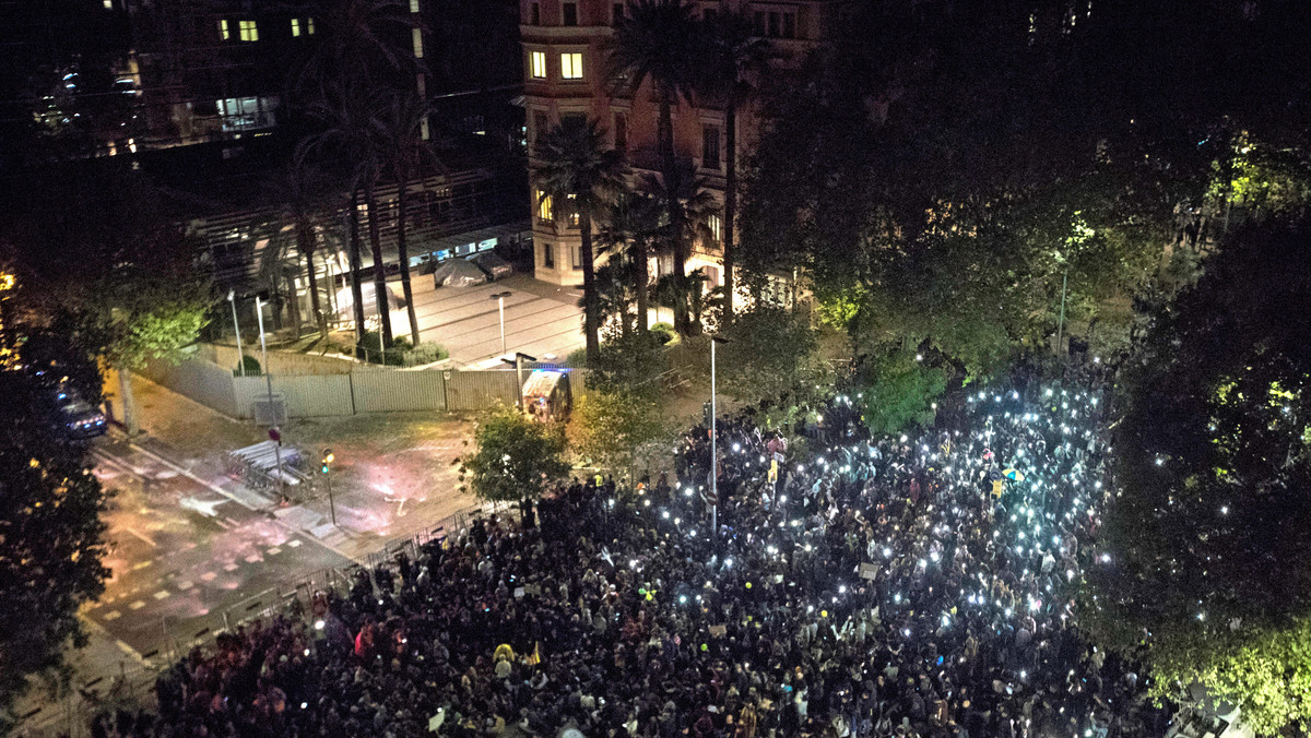 Hiszpania: policja rozpędziła nocną manifestację w Barcelonie