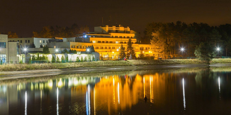 Hotel Wodnik nocą