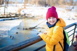 Pochmurny i mglisty wtorek. Uczniowie, przygotujcie się na niskie temperatury i niebezpieczne warunki na drodze! Jak powinniśmy się ubrać 2 grudnia?
