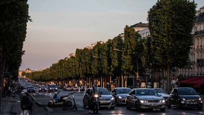Párizsban a járdákat és az úttesteket is elfoglalhatják a kávéházi teraszok
