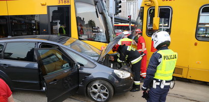 Tramwaj wykoleił się po zderzeniu z autem