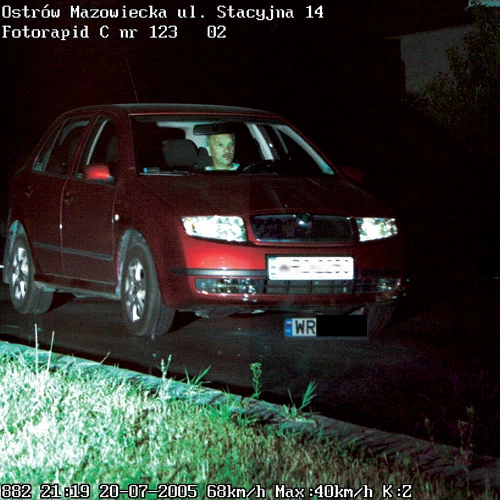 Tablice rejestracyjne samochodów w Polsce są odblaskowe, co utrudnia fotografowanie ich nocą w błys- ku flasha. Jednak fotoradary radzą sobie z tym problemem dzięki specjalnym filtrującym układom optycznym. Czytelny numer pojazdu widoczny jest nie w miejscu tablicy, gdzie został wypalony błyskiem, ale nieco poniżej