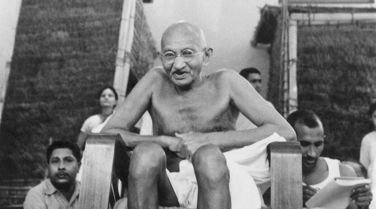 Gandhi gyakran viselt egyszerű ruházatot, és arra biztatta az indiaiakat, hogy maguk szőjék meg textiljeiket és ruhaanyagaikat / Fotó: Getty Images