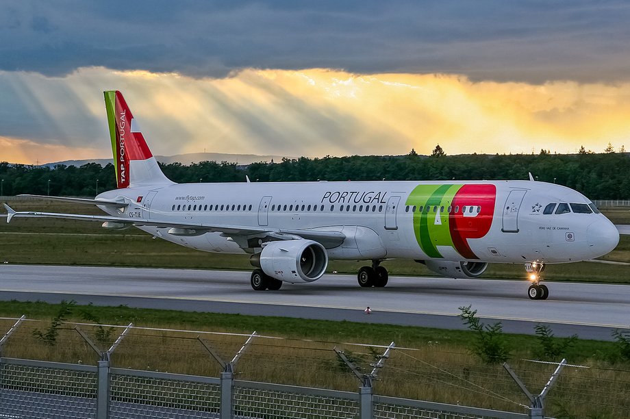 TAP Portugal postawiły na proste logo - litery TAP w narodowych barwach Portugalii.