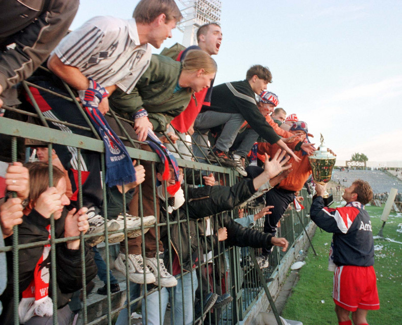 1998 r., stadion w Poznaniu. Kapitan Amiki Wronki Zbigniew Małachowski z pucharem za zdobycie Pucharu Polski.