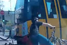 Rowerzysta wpadł wprost pod tramwaj [wideo]
