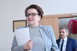 Spór o 166 zł podwyżki i lekcje w sobotę. Zaostrza się konflikt nauczycieli z minister edukacji