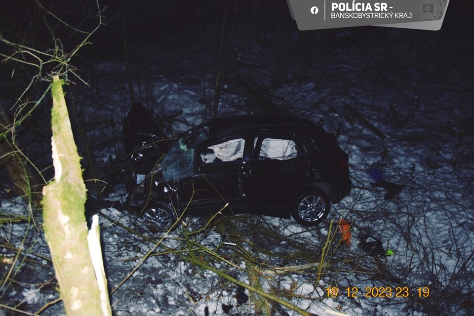 Neďaleko Banskej Bystrice došlo v pondelok vo večerných hodinách k tragickej dopravnej nehode.