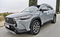 Toyota Corolla Cross wjeżdża do Polski. Hybryda 5. generacji zaskakuje różnicami