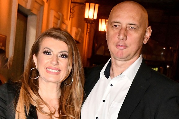 VIKI MILJKOVIĆ SA TAŠKETOM NAPUSTILA SRBIJU Pevačica se odmah oglasila sa drugog kontinenta, zbog muža donela ovu odluku