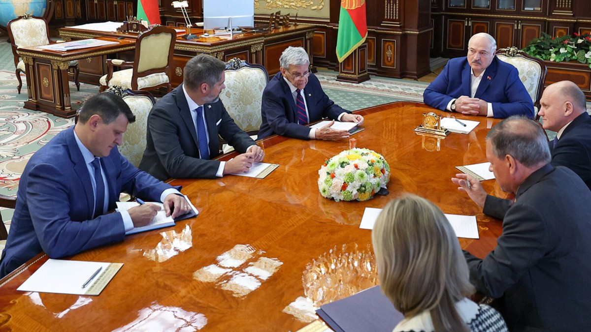 Człowiek Trumpa tłumaczy zniesienie części sankcji wobec Białorusi. Mówi o Putinie