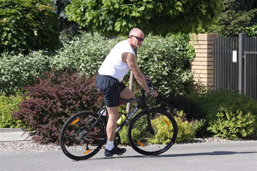 Polski aktor nie boi się udaru. Pedałuje nawet w skwar