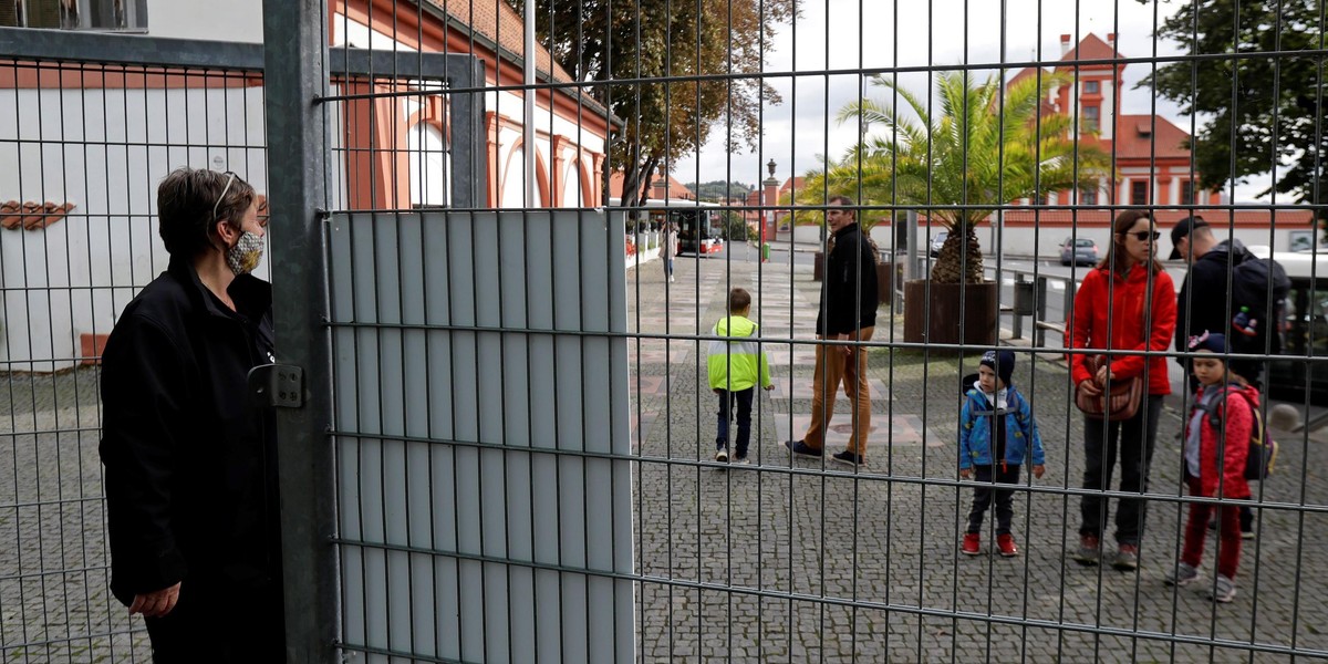 Nasi sąsiedzi się zamykają. Szkoły zdalnie, a restauracje i kluby zamknięte