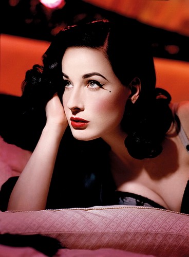 Dita von Teese pozowała w zmysłowej sesji dla firmy Wonderbra. Jak przystało na Ditę wszystko jest w stylu lat 40.