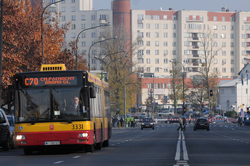 Na warszawskie drogi wyjedzie w najbliższych dniach więcej pojazdów komunikacji miejskiej. Wszystko przez Święto Wszystkich Świętych