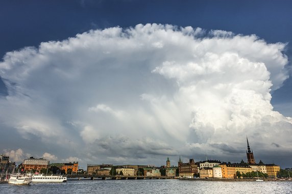 Cumulonimbus capillatus - Silne opady przelotne, nawracające, trwające kilka godzin, możliwy grad, porywy wiatru, trąba