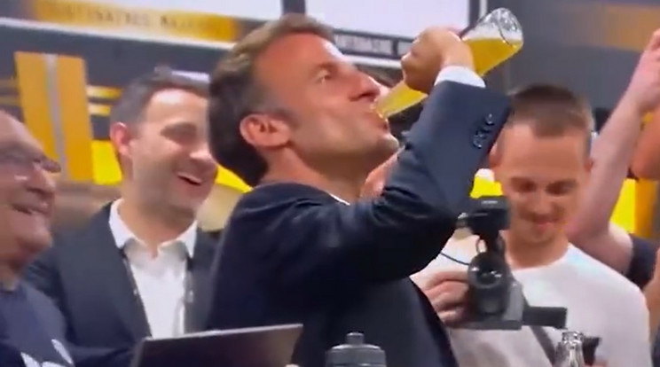 Kellemetlen videó került ki a francia elnökről Emmanuel Macronról, azzal vádolják, hogy a mértéktelen ivást népszerűsíti / Fotó: Twitter