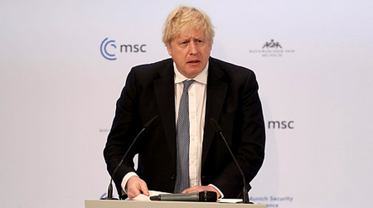 Boris Johnson szerint tudatában kell lenni annak, hogy mindez mekkora veszteségeket okozhat emberéletekben, ukránok és orosz fiatalok körében egyaránt/ Fotó: MTI/EPA/Pool/Getty Images/Alexandra Beier