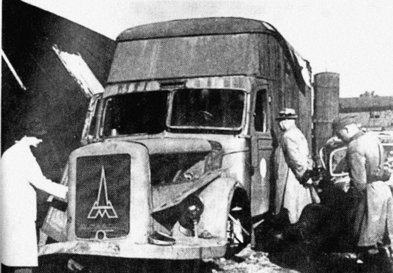 Jeden z samochodów-ciężarówek marki Magirus-Deutz odnaleziony w Kole w 1945 r. Podobne samochody przystosowano do gazowania więźniów spalinami.