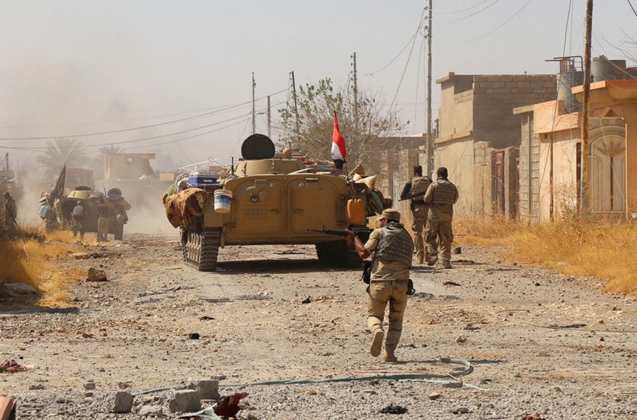 Iraqi troops with Shi'ite Popular Mobilization Forces during fighting with ISIS militants on the outskirts of Tal Afar, August 24, 2017.