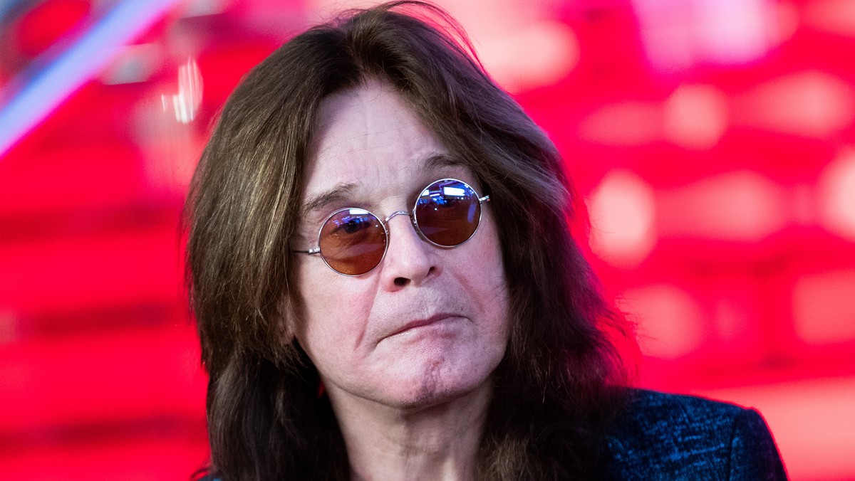 Ozzy Osbourne trafił do szpitala z powodu powikłań po grypie. Poinformowała o tym jego żona, Sharon, w mediach społecznościowych.