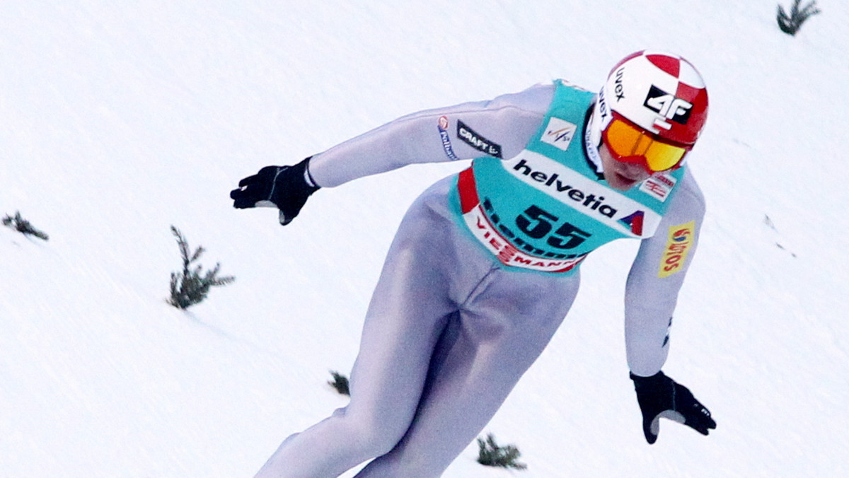 W kwalifikacjach do sobotniego konkursu Pucharu Świata w skokach narciarskich we włoskim Val di Fiemme zwyciężył Austriak Martin Koch. Z awansem do zawodów nie mieli problemów reprezentanci Polski.