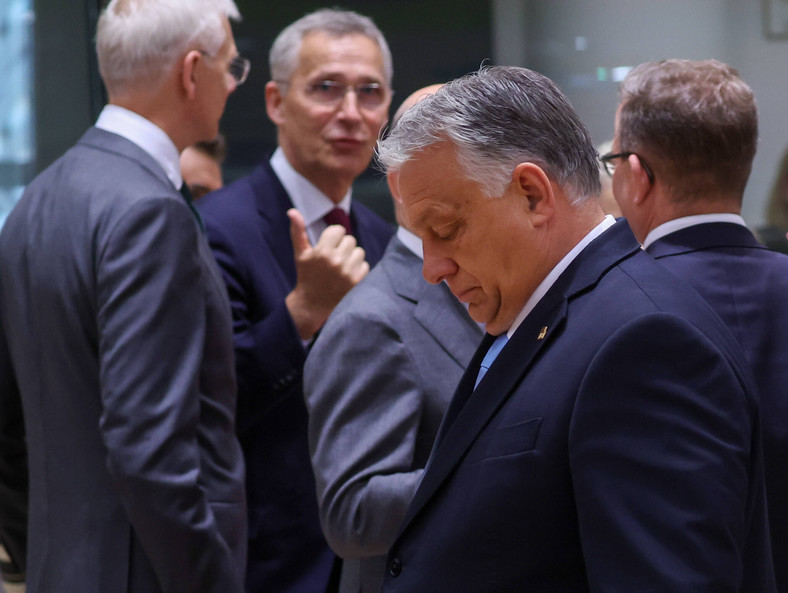 Węgierski premier Viktor Orban, w tle Sekretarz Generalny NATO Jens Stoltenberg, Rada Europejska w Brukseli, Belgia, 29 czerwca 2023 r.