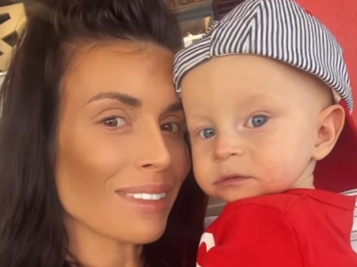 Widok rolki zamieszczonej na profilu Magdaleny Stępień na Instagramie: Magdalena Stępień z synkiem Oliwierem.