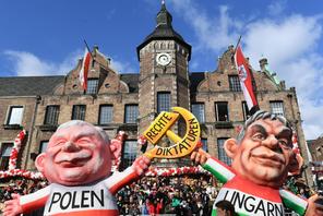 Karykatury Jarosława Kaczyńskiego i Viktora Orbána przygotowane na karnawałową paradę w Düsseldorfie. 