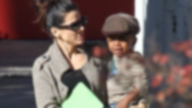 Sandra Bullock odbiera swojego syna ze szkoły
