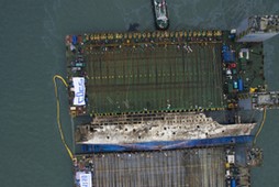 South Korea attempts to salvage the sunken Sewol ferry