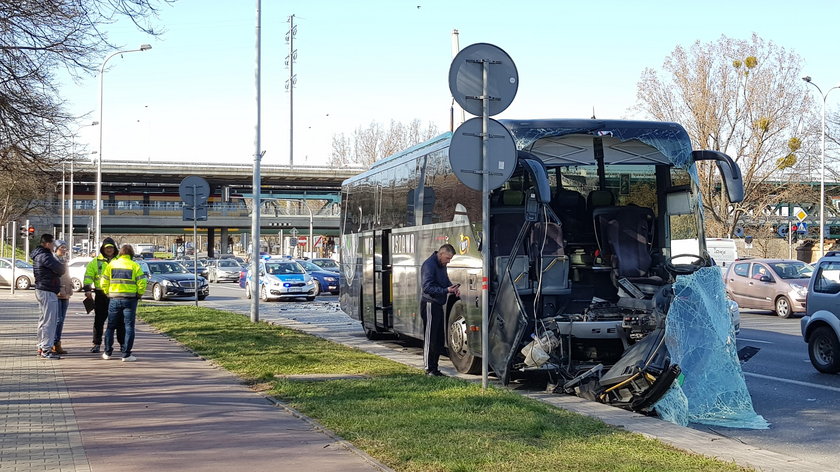 Kolizja autobusu na Wisłostradzie.