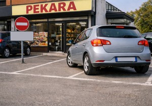 Parking ispred pekare