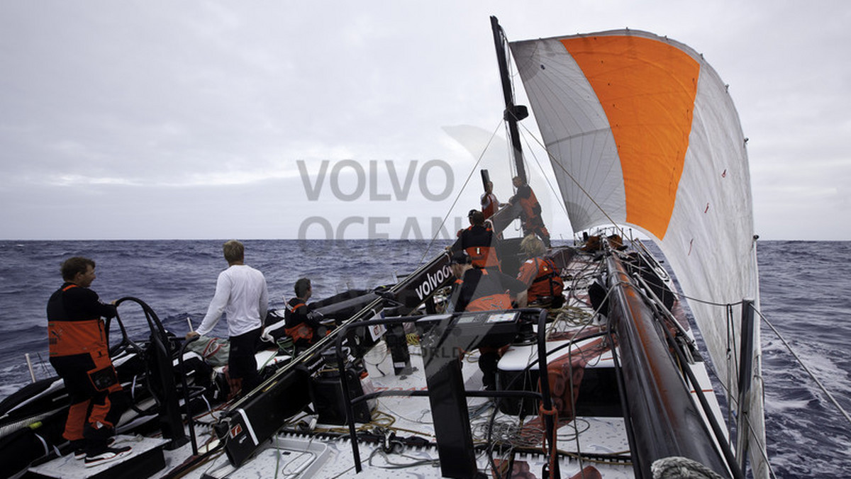 Skiper Ken Read podał, że maszt łodzi zespołu PUMA Ocean Racing powered by BERG został uszkodzony. Nastąpiło to na pierwszym etapie regat Volvo Ocean Race 2011-12 w siedemnastym dniu po opuszczeniu portu Alicante w Hiszpani.