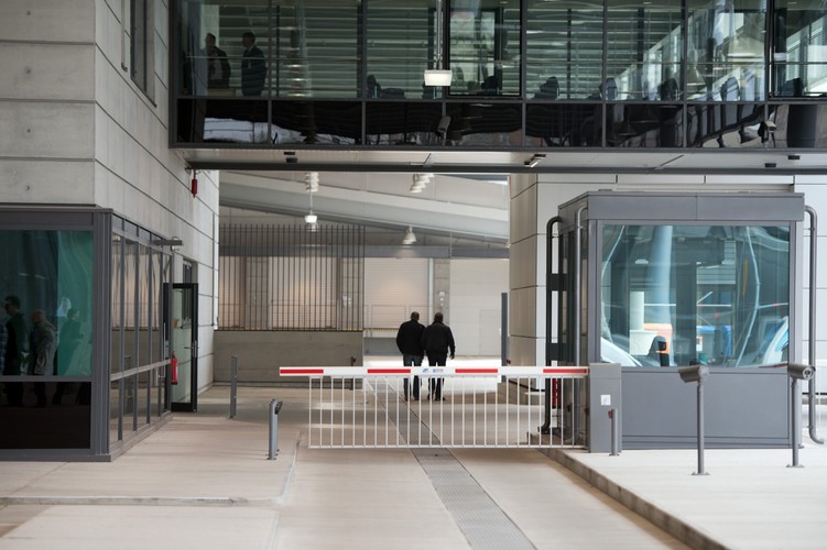 Bundesnachrichtendienst, bo tak brzmi pełna niemiecka nazwa agencji, działa w ponad 100 krajach. Ok. 1,5 tys. funkcjonariuszy działa w strukturach attachatów wojskowych, handlowych lub jako zwykły personel niemieckich ambasad i konsulatów.<br>
Wjazd do nowej siedziby niemieckiej służby wywiadowczej (BND). Zdj. EPA/SOEREN STACHE / POOL Dostawca: PAP/EPA.