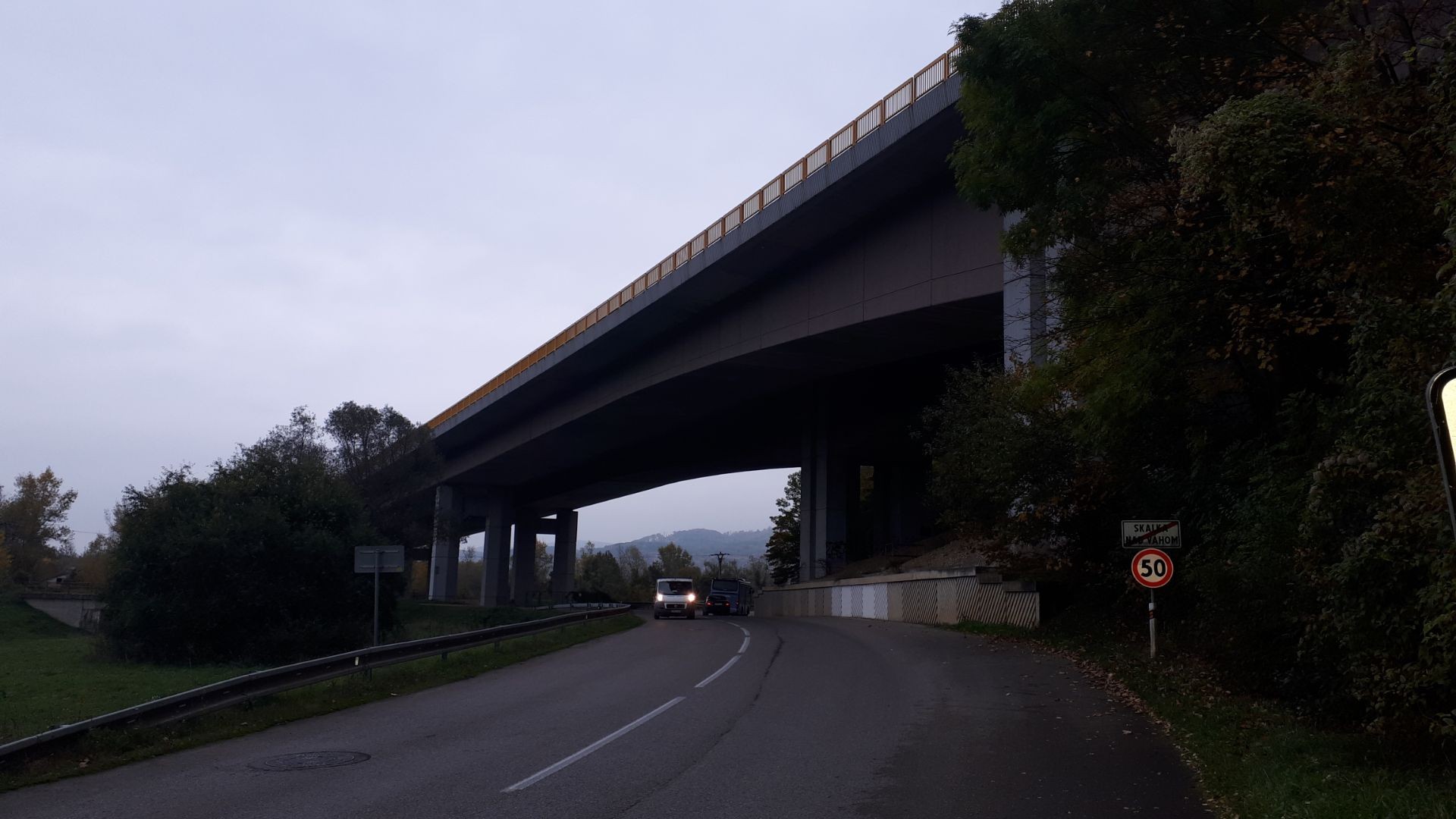 Cesta popod diaľnicu D1 na Považí